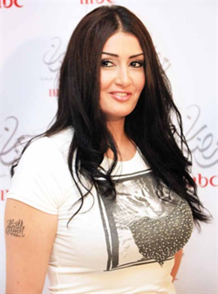 الممثلة غادة عبد الرازق تهدد جمهورها.. "كان نفسي الناس متشوفش وشي التاني" 352288046