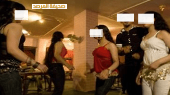 الهيئة تداهم منزل وتلقي القبض على 7رجال و9 نساء جميعهم في حالة سكر 67877789
