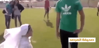 بالفيديو: مصرية تركع لحبيبها طالبة يده للزواج في ملعب رياضي.. شاهد ردة فعله العنيفة 6789098901