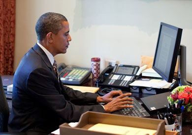 obama using computer