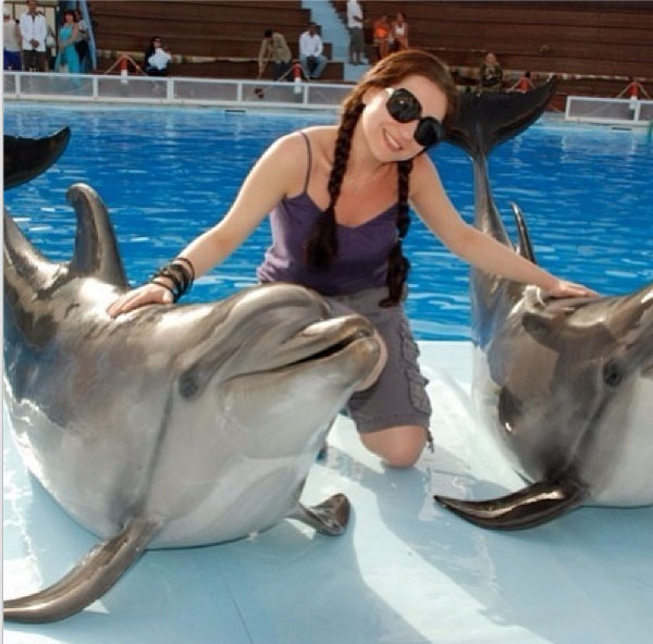 الممثلة " مي عز الدين"تنشر صورة لها بالشورت مع الدلافين 2013 11 25 00230