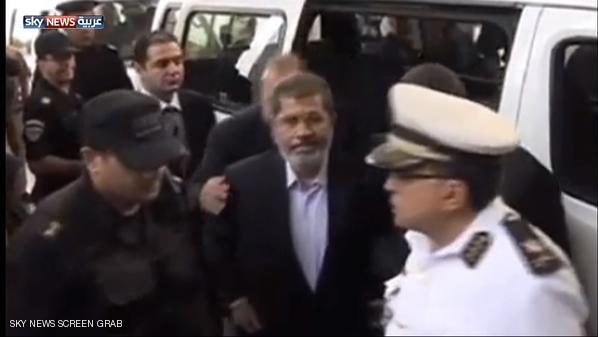 تفريق أنصار الإخوان بالغاز قبل محاكمة مرسي 1 463454