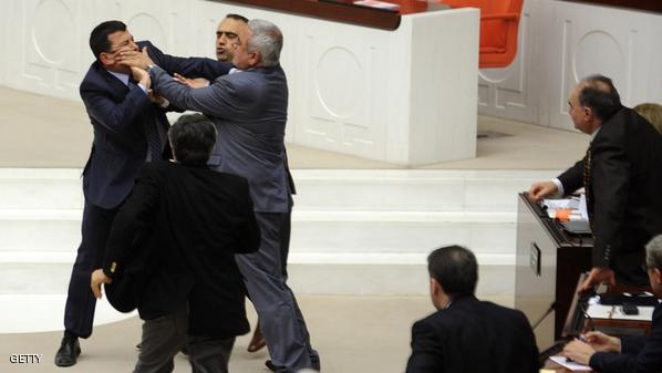 مشاجرة داخل البرلمان التركي بشأن القضاء 1 526503