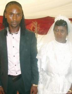 حامل في شهرها السادس .. أم تتزوج ابنها وأهل القرية يهددون بقتلهم .. صور 3910075607