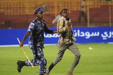بالصور ..أحداث الشغب التي شهدتها مباراة المريخ العاصمي و مريخ الفاشر 10426272_940282389329736_7985923779274390241_n