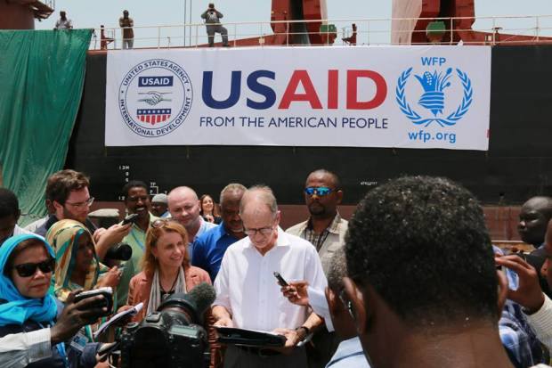 بالصور..بعد مقاطعة سودانية استمرت لعدة سنوات بشكل مفاجئ سفينة مساعدات أمريكية ضخمة للشعب السوداني ترسو في ميناء بورتسودان 10352839_565418803597568_617551142665190375_n