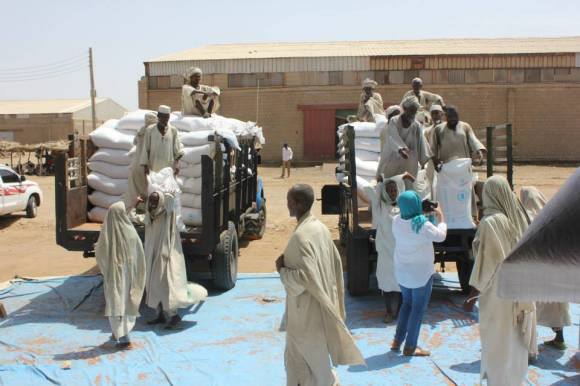 بالصور..بعد مقاطعة سودانية استمرت لعدة سنوات بشكل مفاجئ سفينة مساعدات أمريكية ضخمة للشعب السوداني ترسو في ميناء بورتسودان 10476393_565418910264224_5271259719169128837_n