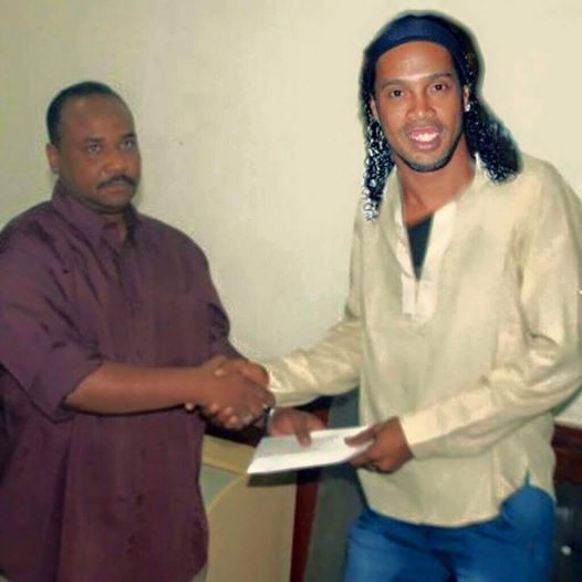 بالصور .. حقيقة تسجيل نادي المريخ لنجم البرازيل رونالدينهو و اسامواه جيان الغاني المريخ رونالدينو