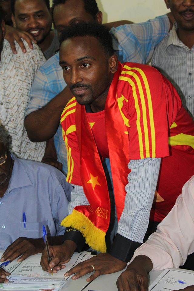 بالصور ..عمر بخيت ينضم للمريخ ...و محمد سيلا وسط حضور جماهيري كبير - التسجيلات التكميلية للمريخ 2015 عمر بخيت