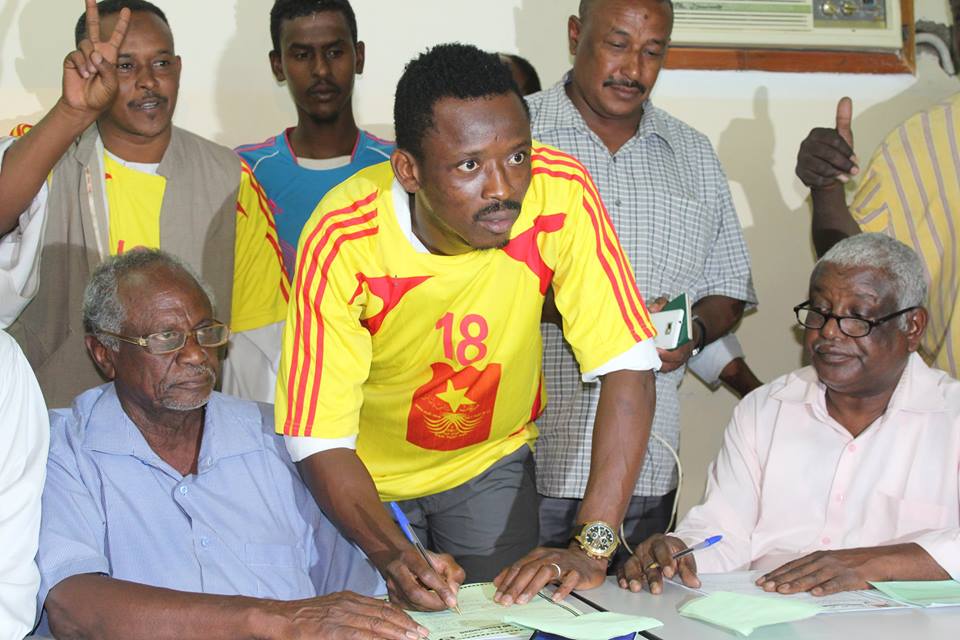 بالصور ..عمر بخيت ينضم للمريخ ...و محمد سيلا وسط حضور جماهيري كبير - التسجيلات التكميلية للمريخ 2015 11147247_870937359646981_2951092868738700713_n