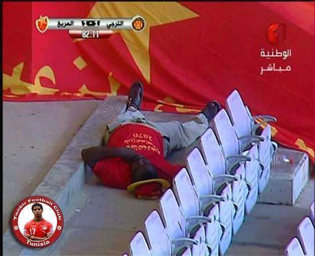 بالصورة والفيديو.. مشجع مريخي يتمدد علي الأرض ويفقد أعصابه في اللحظات الأخيرة لمباراة فريقه أمام الترجي التونسي 11195566_852321348138366_540284846_n