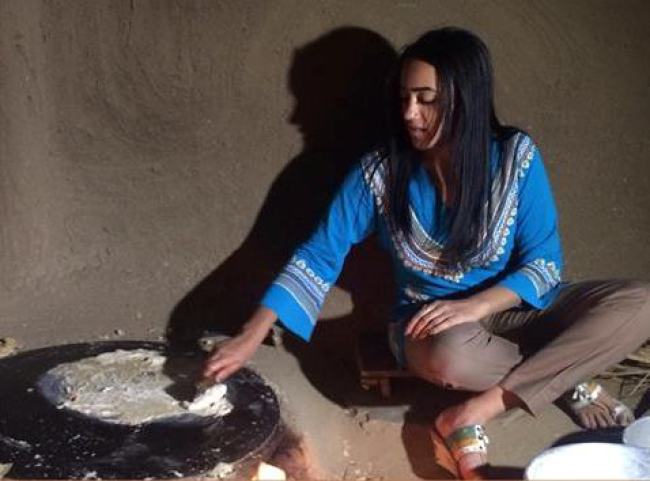 بالصور.. (عواسة) (القراصة) تجبر الإعلامية رفيدة ياسين علي الجلوس أرضاً وهي مرتدية البنطلون رفيدة