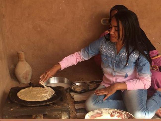 بالصور.. (عواسة) (القراصة) تجبر الإعلامية رفيدة ياسين علي الجلوس أرضاً وهي مرتدية البنطلون رفيدة