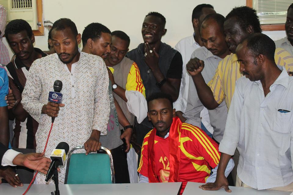 بالصور ..عمر بخيت ينضم للمريخ ...و محمد سيلا وسط حضور جماهيري كبير - التسجيلات التكميلية للمريخ 2015 عمر بخيت