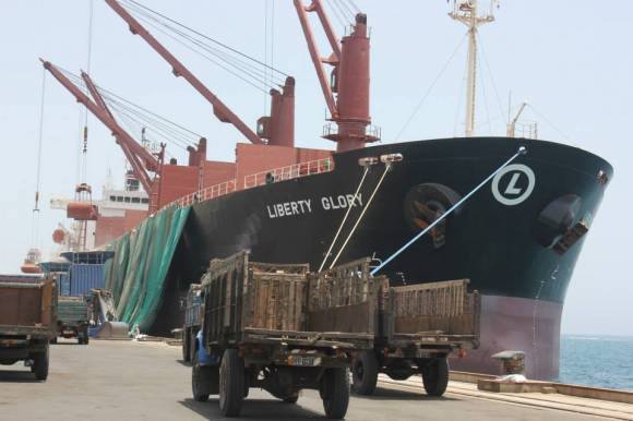 بالصور..بعد مقاطعة سودانية استمرت لعدة سنوات بشكل مفاجئ سفينة مساعدات أمريكية ضخمة للشعب السوداني ترسو في ميناء بورتسودان 11234861_565418850264230_5588248029145182219_n