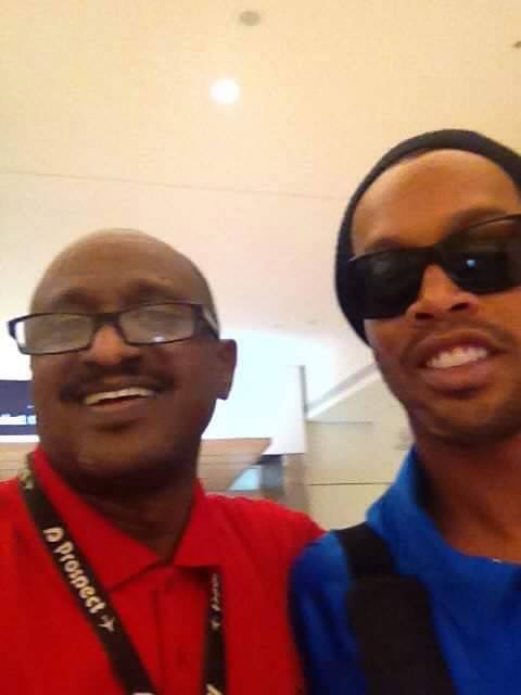 بالصور .. حقيقة تسجيل نادي المريخ لنجم البرازيل رونالدينهو و اسامواه جيان الغاني المريخ رونالدينو