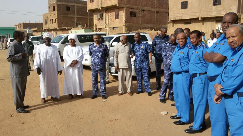 بالصور .. تشييع جثمان جثمان الملازم اول غسان عبد الرحمن بمقابر الصحافة بالخرطوم وسط حضور كثيف لقوات الشرطة 11256433_1604098553202185_1242118532_n