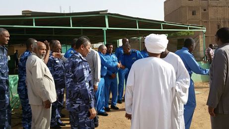 بالصور .. تشييع جثمان جثمان الملازم اول غسان عبد الرحمن بمقابر الصحافة بالخرطوم وسط حضور كثيف لقوات الشرطة 11263796_1604098573202183_1752989984_n