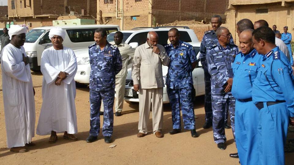 بالصور .. تشييع جثمان جثمان الملازم اول غسان عبد الرحمن بمقابر الصحافة بالخرطوم وسط حضور كثيف لقوات الشرطة 11271947_1604098706535503_987242010_n