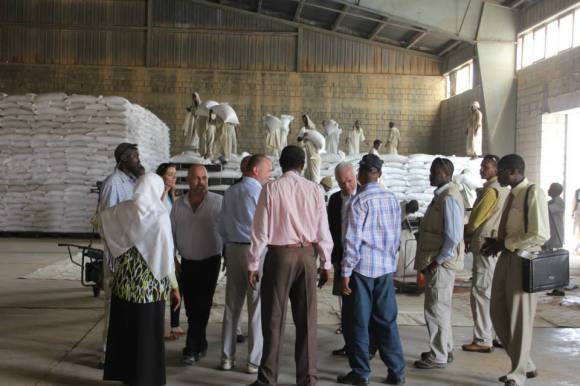 بالصور..بعد مقاطعة سودانية استمرت لعدة سنوات بشكل مفاجئ سفينة مساعدات أمريكية ضخمة للشعب السوداني ترسو في ميناء بورتسودان 11329922_565418956930886_7962703482566211186_n