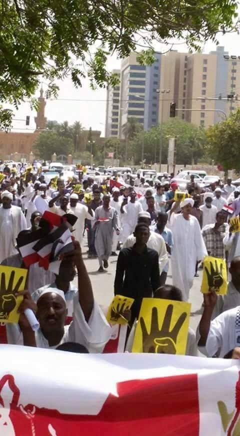 عاجل: بالصور .. الأخوان المسلمون بالسودان يخرجون في مظاهرات ضخمة تنديداً بحكم الاعدام علي الرئيس المصري السابق محمد مرسي الاخوان المسلمين بالسودان