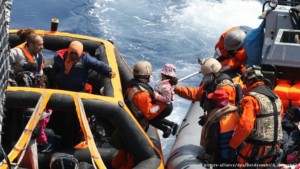 انقاذ لاجئيين من البحر