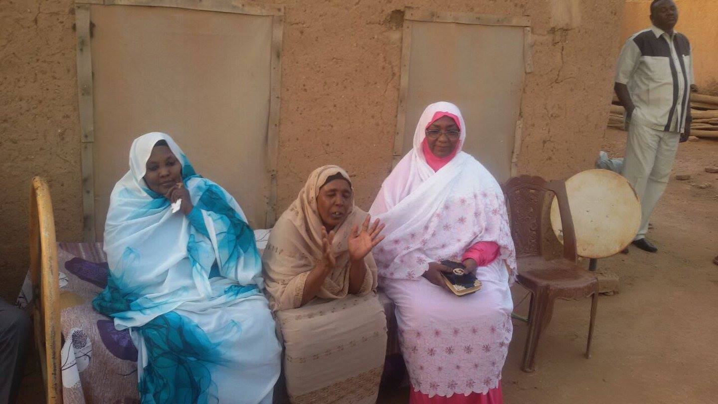 بالصور : في لفتة إنسانية رائعة حرم رئيس الجمهورية والمعتمدين يتناولون الإفطار مع حاجة عائشة بائعة الخضار 11535249_1001436929887534_1360450203_o