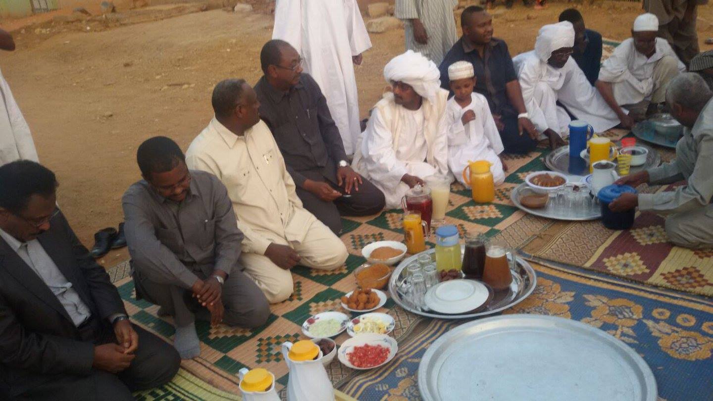 بالصور : في لفتة إنسانية رائعة حرم رئيس الجمهورية والمعتمدين يتناولون الإفطار مع حاجة عائشة بائعة الخضار 11639402_1001436739887553_137629453_o