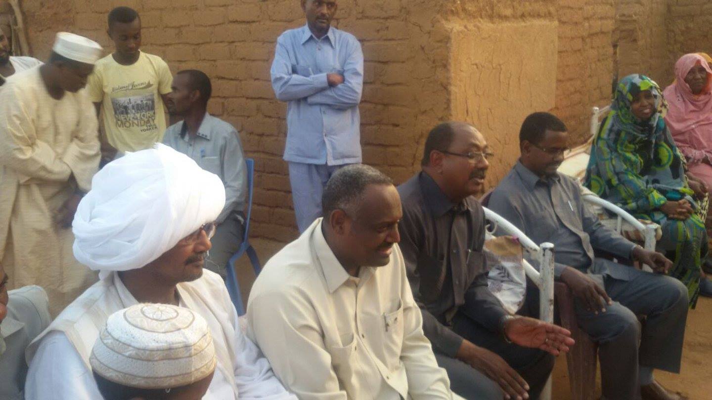بالصور : في لفتة إنسانية رائعة حرم رئيس الجمهورية والمعتمدين يتناولون الإفطار مع حاجة عائشة بائعة الخضار 11640330_1001437133220847_117389599_o