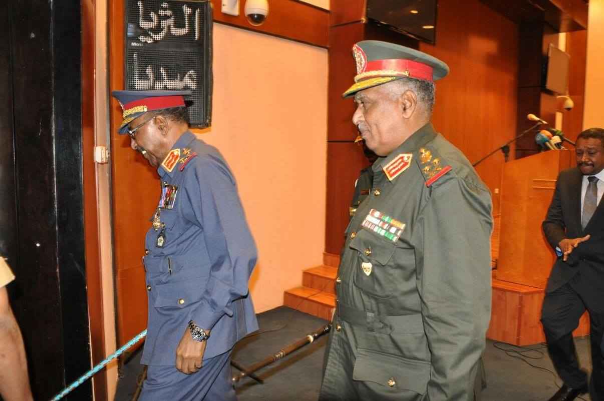 بالصور .. رئيس الجمهورية القائد الاعلي للقوات المسلحة يشهد مراسم تسليم وتسلم مهام وزارة الدفاع ويمنح وسام الجدارة لوزير الدفاع السابق 11640561_1002504083114152_872812337_o