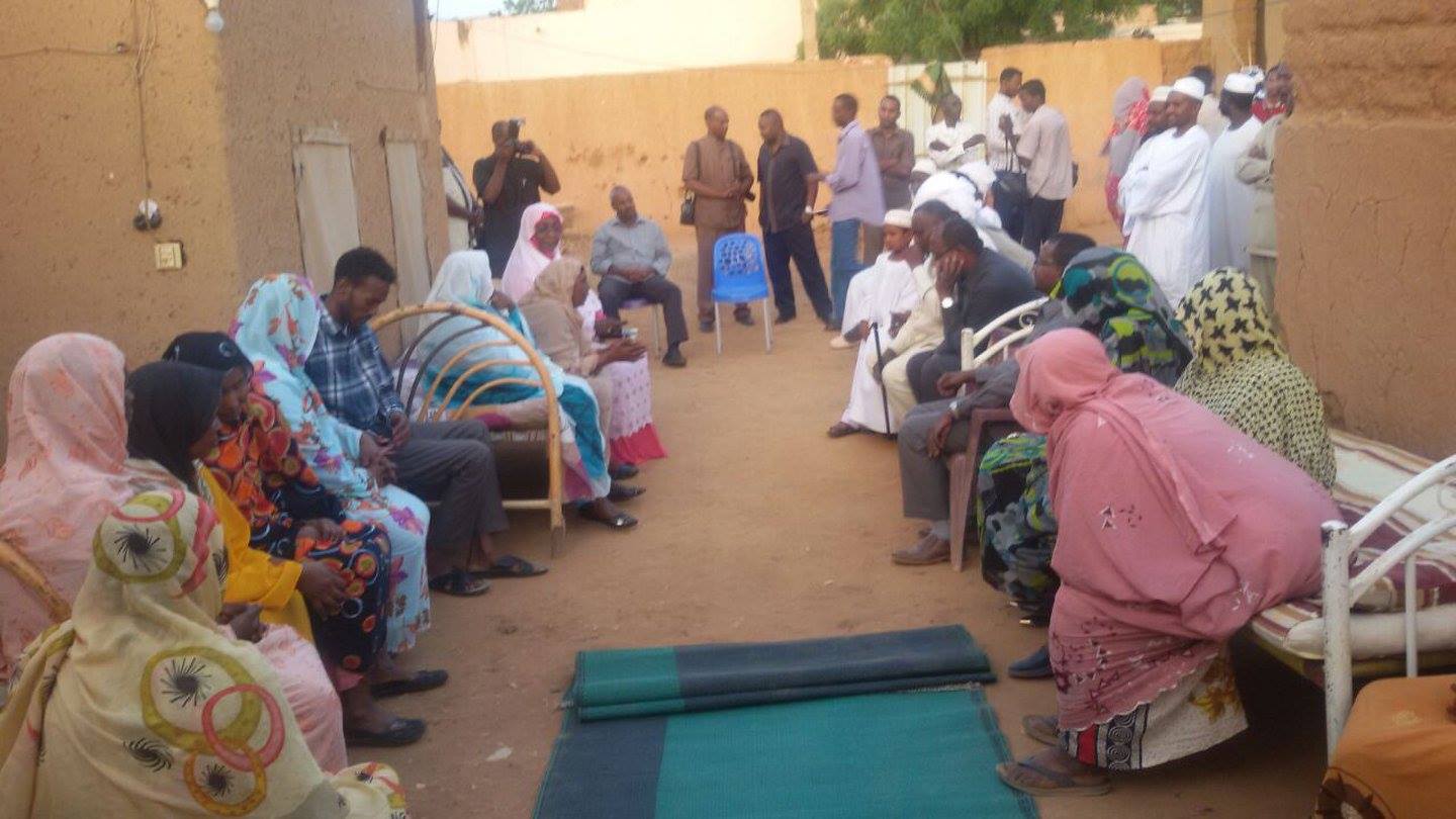 بالصور : في لفتة إنسانية رائعة حرم رئيس الجمهورية والمعتمدين يتناولون الإفطار مع حاجة عائشة بائعة الخضار 11656023_1001437043220856_652319791_o
