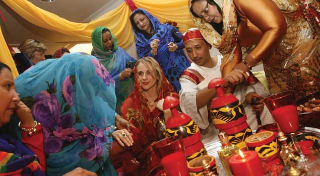 بالصور .. الزواج مناسبة خاصة أم عامة؟ ...هل هذا العريس في حالة وعي كامل أم هو في حالة غيبوبة؟ 20120523-040534