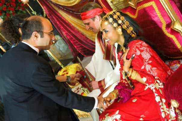 بالصور .. الزواج مناسبة خاصة أم عامة؟ ...هل هذا العريس في حالة وعي كامل أم هو في حالة غيبوبة؟ 2vj1ldc