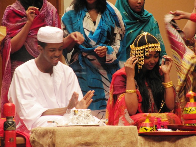 بالصور .. الزواج مناسبة خاصة أم عامة؟ ...هل هذا العريس في حالة وعي كامل أم هو في حالة غيبوبة؟ canon 908