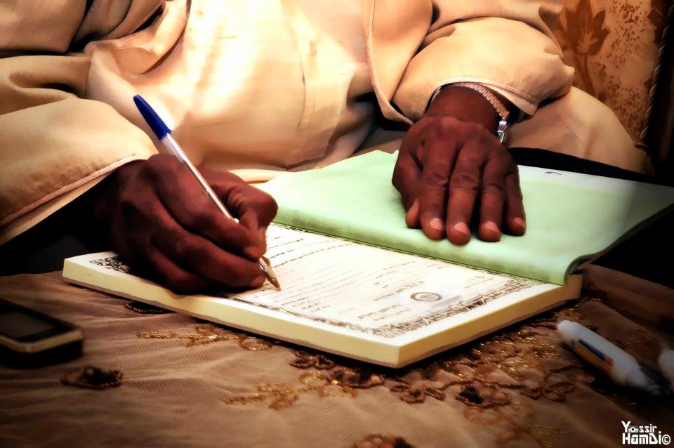 بالصور .. الزواج مناسبة خاصة أم عامة؟ ...هل هذا العريس في حالة وعي كامل أم هو في حالة غيبوبة؟ الصور_كلام_سوداني_حلو_s