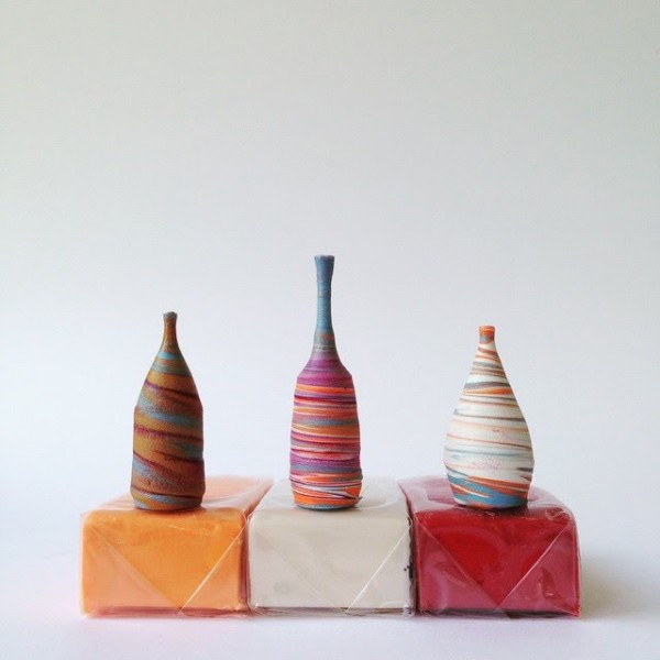 فنان يبدع في تشكيل القطع الفخارية بالغة الصغر