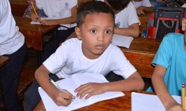 طفل فلبيني يحصل على منحة جامعية بعد الدراسة في الشارع