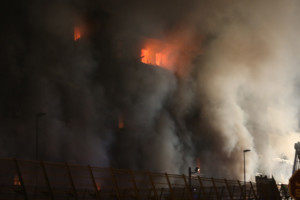 إخماد حريق كبير في منطقة ديرة’ مقايل شرطة المرقبات في دبي,23نوفمبر,2015,تصوير عماد علاءالدين