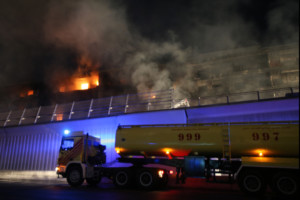 إخماد حريق كبير في منطقة ديرة’ مقايل شرطة المرقبات في دبي,23نوفمبر,2015,تصوير عماد علاءالدين