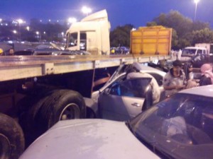 بالصور.. وفاة شخص وإصابة 7 في تصادم مروع بين 6 سيارات بـأبها 2-48