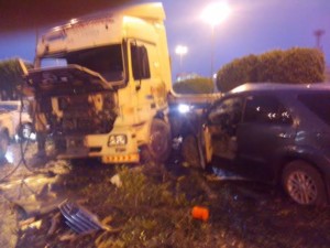 بالصور.. وفاة شخص وإصابة 7 في تصادم مروع بين 6 سيارات بـأبها 4-48