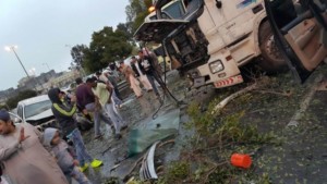 بالصور.. وفاة شخص وإصابة 7 في تصادم مروع بين 6 سيارات بـأبها 6-58-768x432