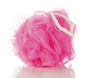 اسفنجة الحمام..ملاعق الطبخ و قطن الأذن : احذر هذه الأدوات! Pink mesh shower sponge aka bath puff