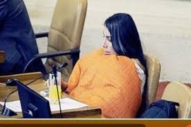 بالصور: برلمانية تناقش قانونًا في مجلس النواب بلحاف السرير برلمانيه باللحاف