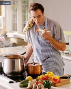 بالصور: 5 أمور يفعلها الرجال ولا يعرفون أنها تجذب النساء.. تعرف عليها رجل يطبخ