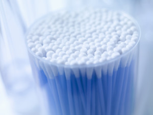 اسفنجة الحمام..ملاعق الطبخ و قطن الأذن : احذر هذه الأدوات! Close up of cup of cotton buds