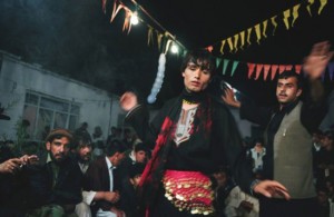 إستغلال الشباب جنسيا لإشباع رغبات قيادات افغانية .. الماكياج والزينة للشباب لممارسة المتعة الجنسية المحرمة استغلال الاطفال