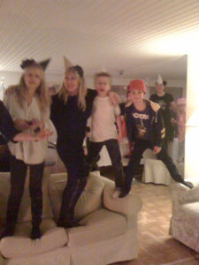 أغرب 10 احتفالات برأس السنة حول العالم: النوم في المقابر والقفز على سبعة أمواج jump