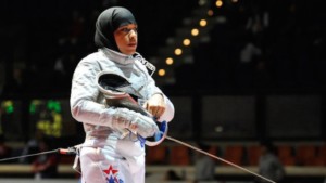 10 نساء مسلمات غيّرن العالم في 2015: محجبات يقتحمن مجالات للمرة الأولى Ibtihaj Muhammad, of the United States, looks on prior to the start of a women's team sabre qualifying match at the World Fencing Championship in Catania, Italy, Saturday, Oct. 15, 2011. (AP Photo/Carmelo Imbesi)