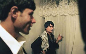 إستغلال الشباب جنسيا لإشباع رغبات قيادات افغانية .. الماكياج والزينة للشباب لممارسة المتعة الجنسية المحرمة الاستغلال الجنسي 1